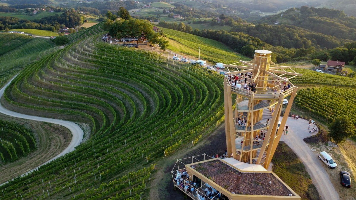 Pročitajte više o članku Novi turistički adut Međimurja: Svečano otvoren vidikovac na Mađerkinom bregu